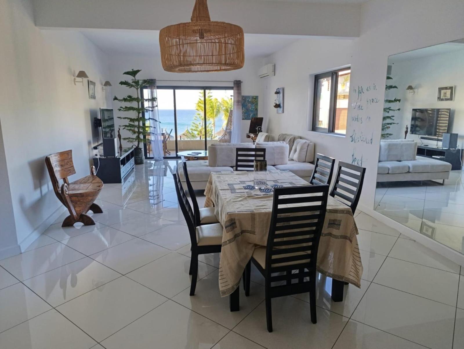 Magnificent Sea-View Apartment Flic en Flac Экстерьер фото